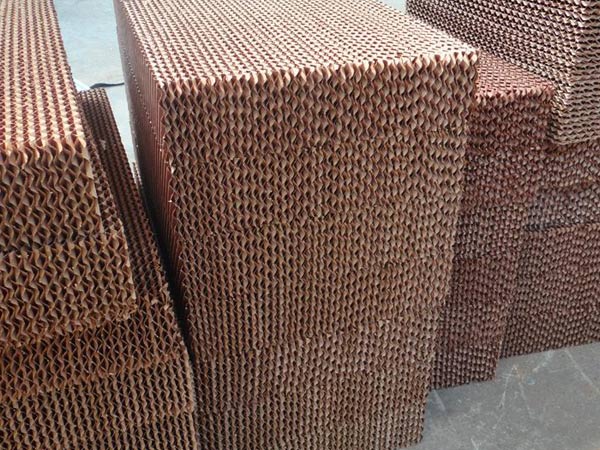 高溫廠房為什么會(huì)選擇水簾紙配合負(fù)壓風(fēng)機(jī)來降溫